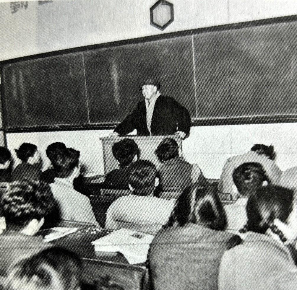 1958年钱学森给中国科技大学近代力学系学生上课的照片。1958年秋，中国科技大