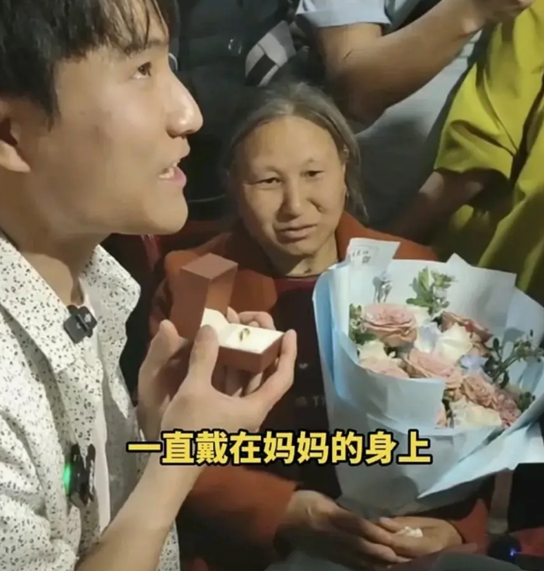 好怕这家人，辜负越成刚的一片真心！
妈妈高兴的举起带着儿子买的金戒指，而背后却是