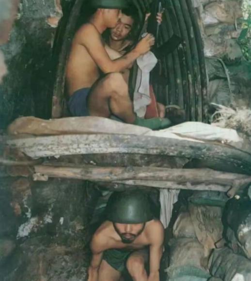 1986年，老山战场前线，大雨滂沱，61师师长刘登云站在指挥所门前若有所思，突然