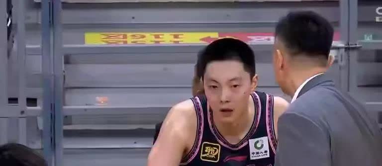 网上现在有很多球迷在攻击胡明轩！
指责杜导给胡明轩太多的上场时间！
辱骂胡明