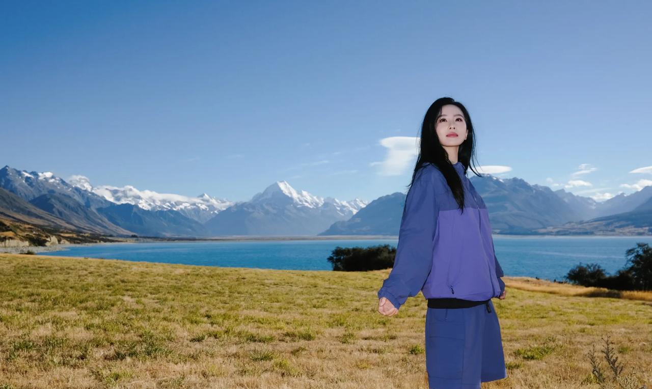 #刘诗诗#站在这开阔天地间，蓝天作幕，大地为席。金黄的草甸随风起伏，远处湖水湛蓝