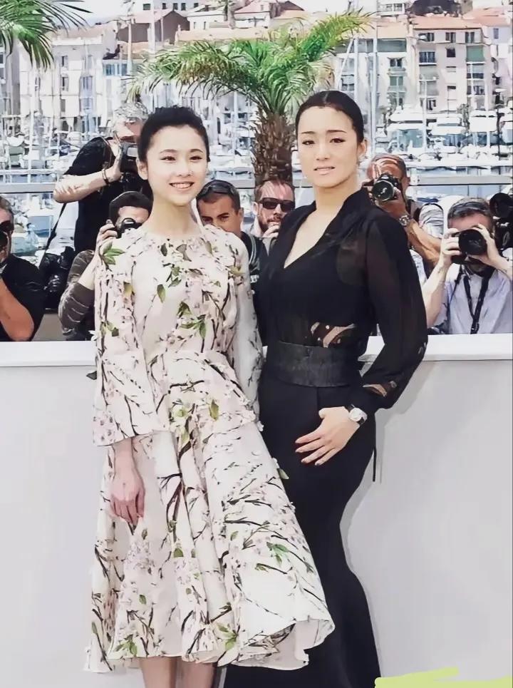 巩俐黑色礼服身材火辣，凹凸有致气质拿捏到位，妥妥的国际范儿！旁边美女碎花长裙，清