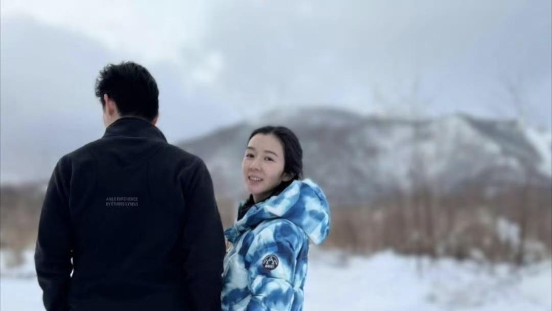 TVB前港姐冠军晒雪地美照！一家三口被指太温馨，小家伙虎牙可爱