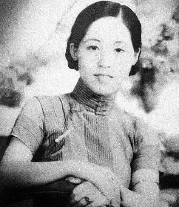 1925年，连生四女的董竹君，为圆丈夫儿子梦，冒死怀第五胎。



她挺着日渐隆
