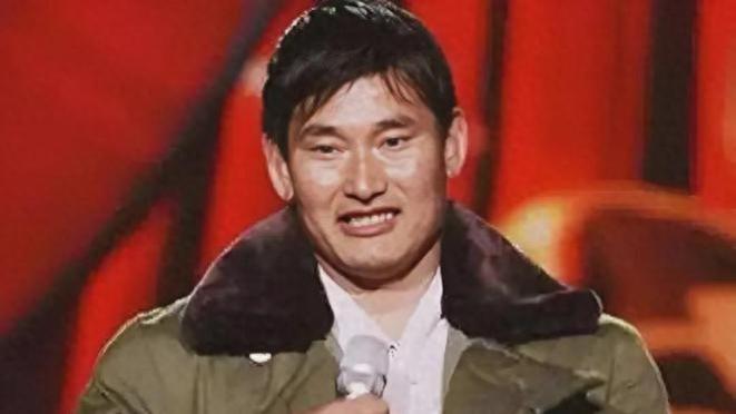 大衣哥起诉后，朱楼村再无拍客，朱小伟孤零零驾驶红旗车驶出村头