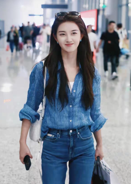 她是那种一眼看去出类拔萃的人，在人群中你也第一眼关注到，美的发光。

不仅颜值高