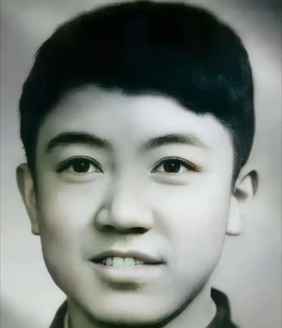 这是李幼斌年轻时候的照片，他是《亮剑》里的师长，年轻的时候还挺帅气的，这张英俊的