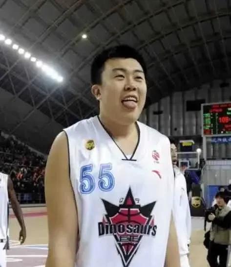 辽宁男篮球员韩德君没有完成注册，那么很有可能打完全运会就要退役了，确实年纪大了，