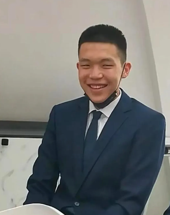 杨瀚森更年轻的照片更是憨态可掬！小杨是第九位登陆NBA的中国球员，是首轮入选的第