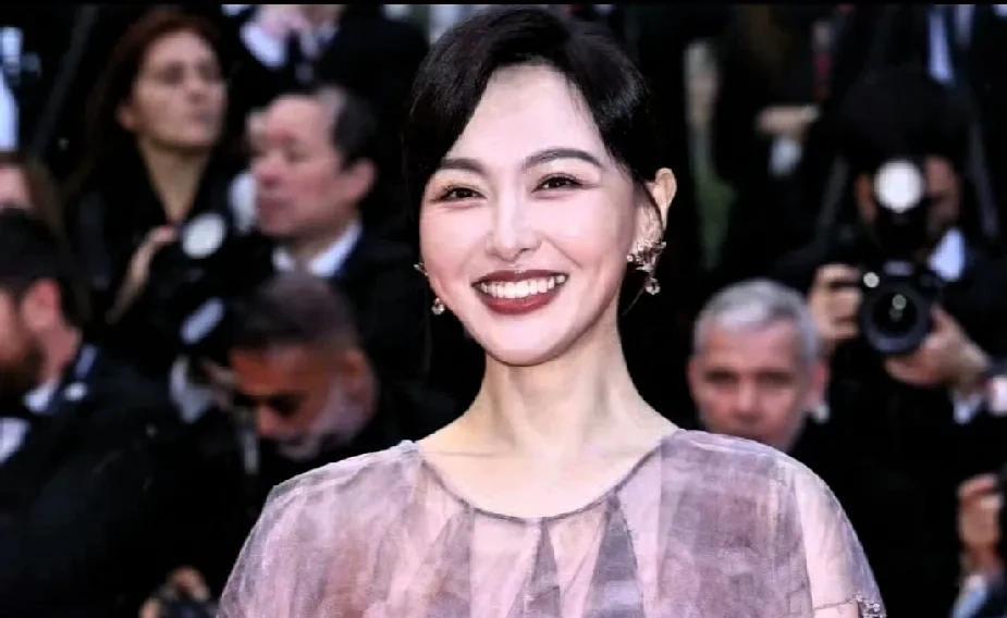 我朋友在Fendi活动见过唐嫣真人，  
她说镜头根本拍不出唐嫣的美！  
荧幕