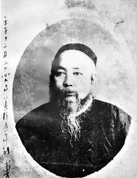 光绪皇帝下葬时，当棺椁与随葬品在地下宫殿布置妥当，百官依次准备退出地宫时，却出现