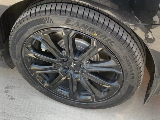 浅说一下p7新换的轮胎
前两天看了一下自己米其林胎的磨损，没想到两条后轮快到磨耗