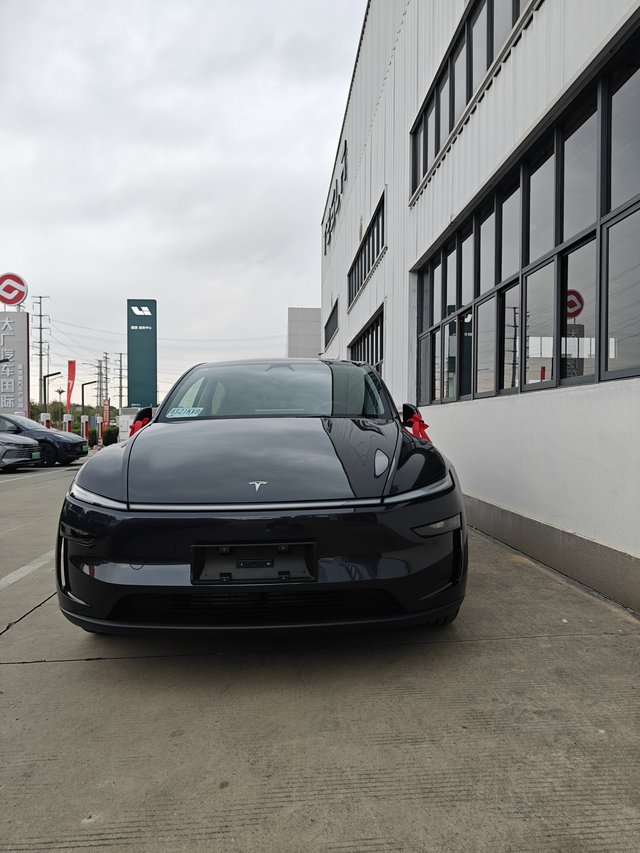 这续航我后悔了啊
曾经以为的特斯拉续航是充一次电可以实打实的跑个420-430公