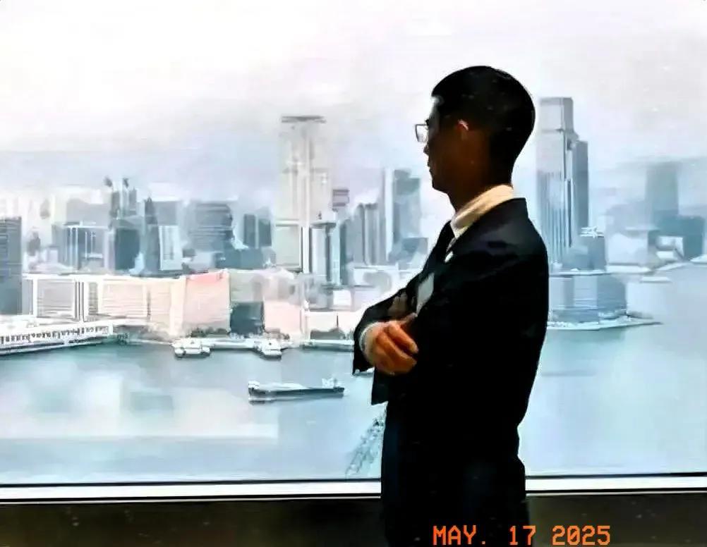 全网泪崩现场？肖某父母街头痛哭，只因儿子被禁行医五年！但这真值得同情吗？
手握行
