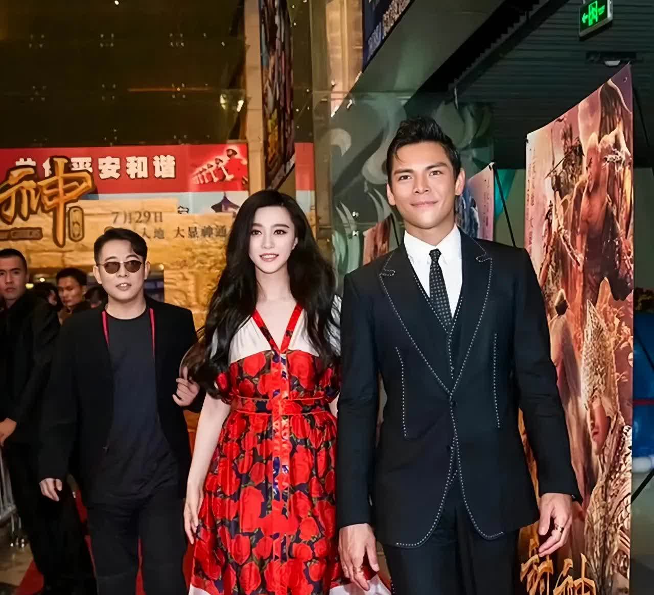 原来向佐也曾是一个型男呀！
这走路带风的样子太帅了，难怪郭碧婷非他不嫁呢！
