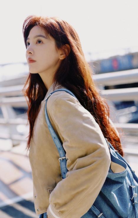 章若楠染了红发，这状态很不错！