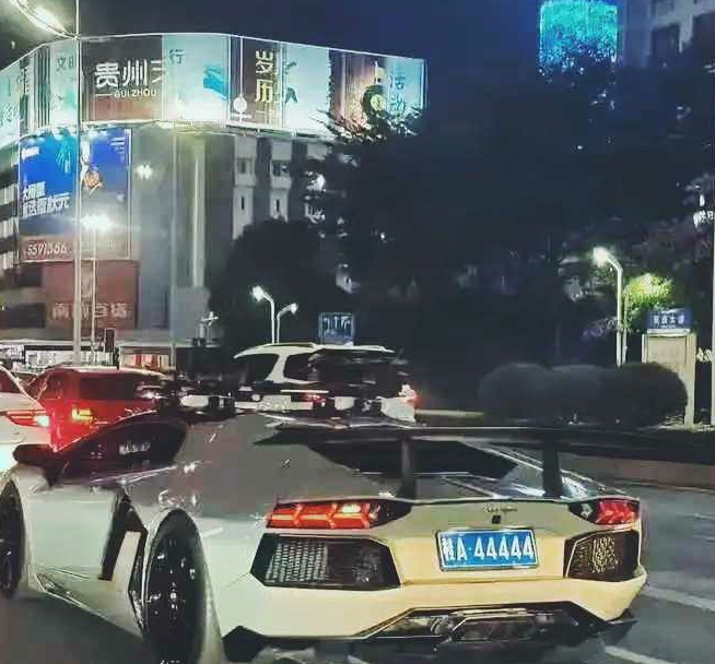 这车牌号不是一般人能拥有的！