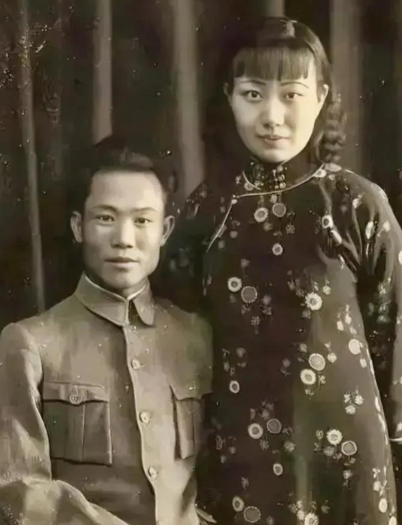 1925年，陈诚回家奔丧。7年不见的妻子，想与他同房。不料，刚到床上，就被他一脚