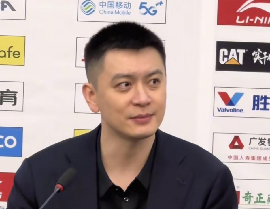 杨鸣发布会说错话，怒抽自己耳光，原来只因这句话！
在3：0淘汰新疆队之后的发布会