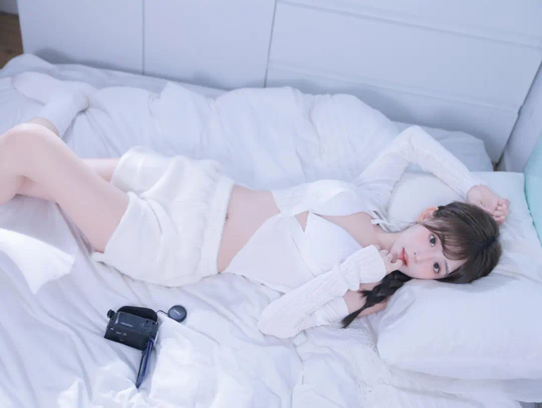 她像一首未写完的诗，评论区续写下一句