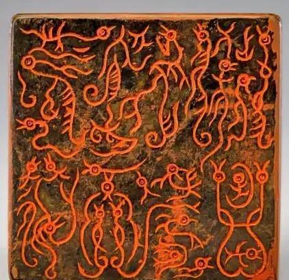 据说这就是著名的传国玉玺印，上面刻着“受命于天，既寿永昌”八个大字，这种字体叫做