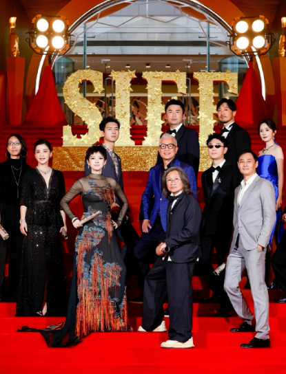 《酱园弄》剧组，上海电影节大合影，导演陈可辛与主演章子怡站双C位。

站在大鹏后