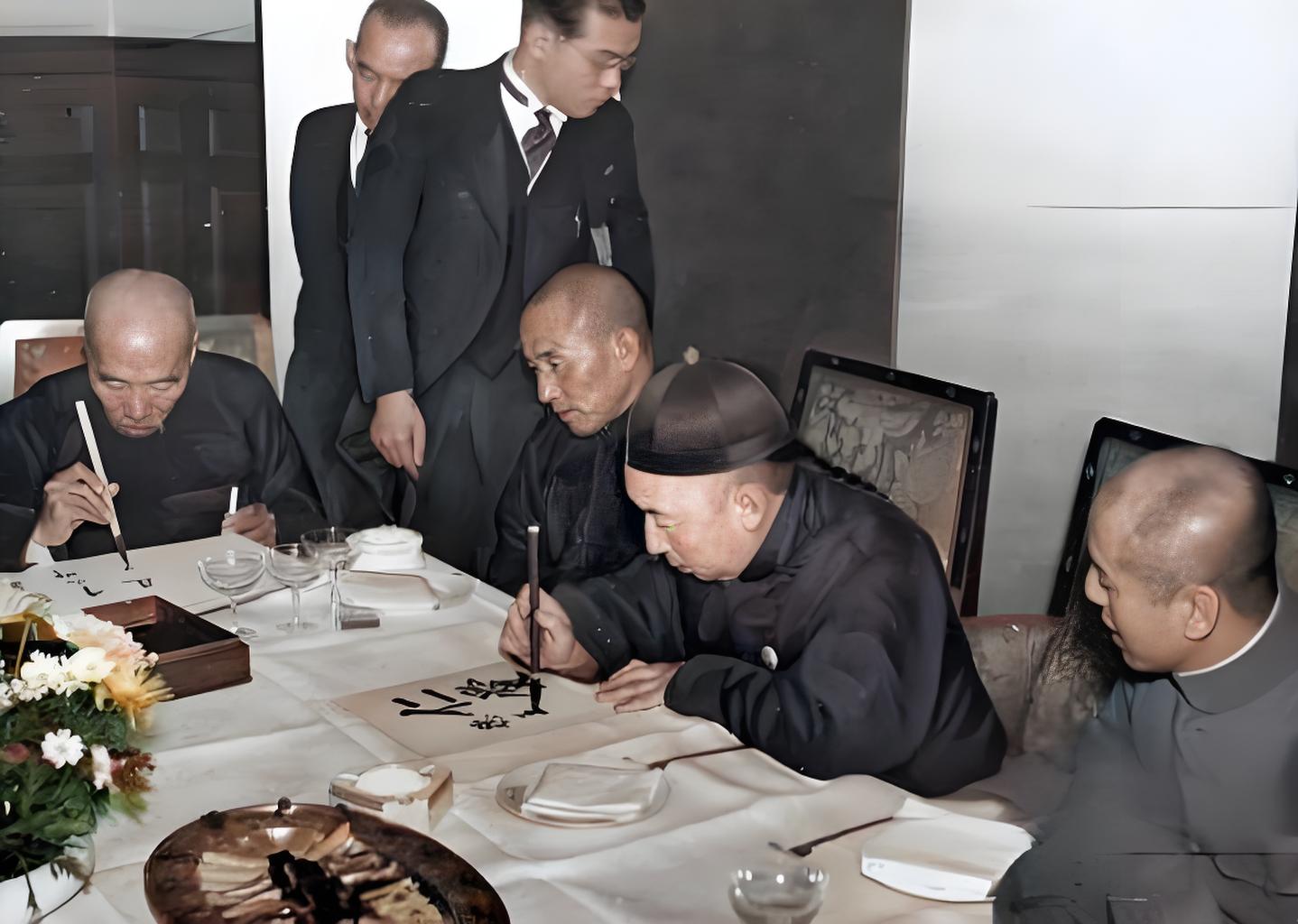 蒙疆联合自治政府国家元首德穆楚克栋鲁普（第二右）在1938年11月7日于日本大阪