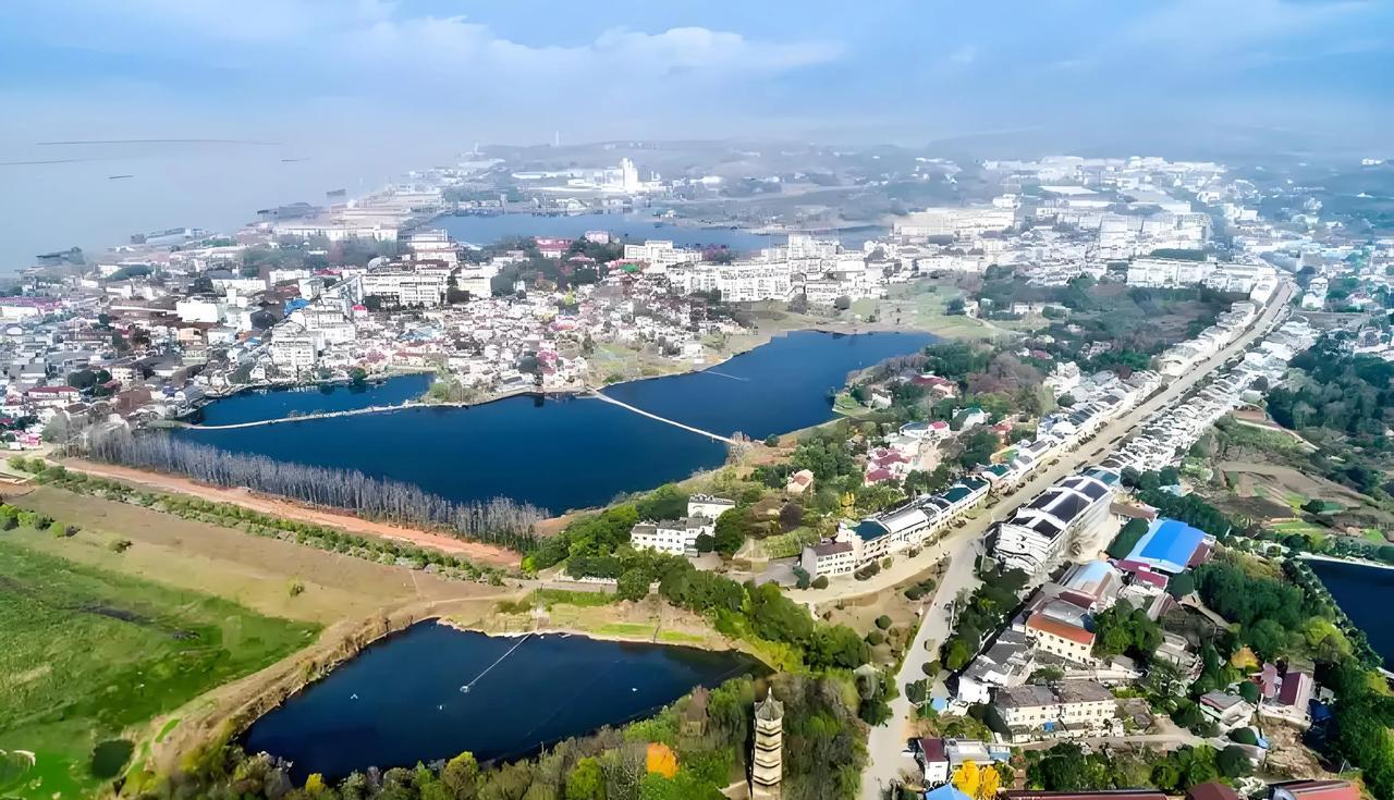 东至县属于安徽省池州市。东至县的历史，是一部跨越千年的壮丽史诗。而随着历史的车轮
