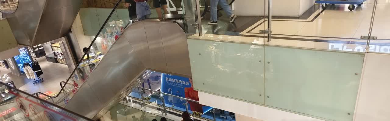 我的天今天这边是有周深的演唱会吗？

这个商场半小时内好多人啊，都是漂亮小姐