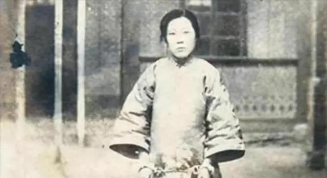 1925年1月19日中午，令人闻风丧胆的女土匪“驼龙”被押赴长春的一处荒地进行枪