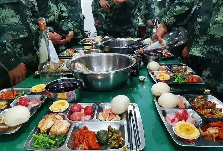 当兵第七年时，在一次国防施工中，不慎将腰部扭伤，刚开始没当回事，以为休息几天就好
