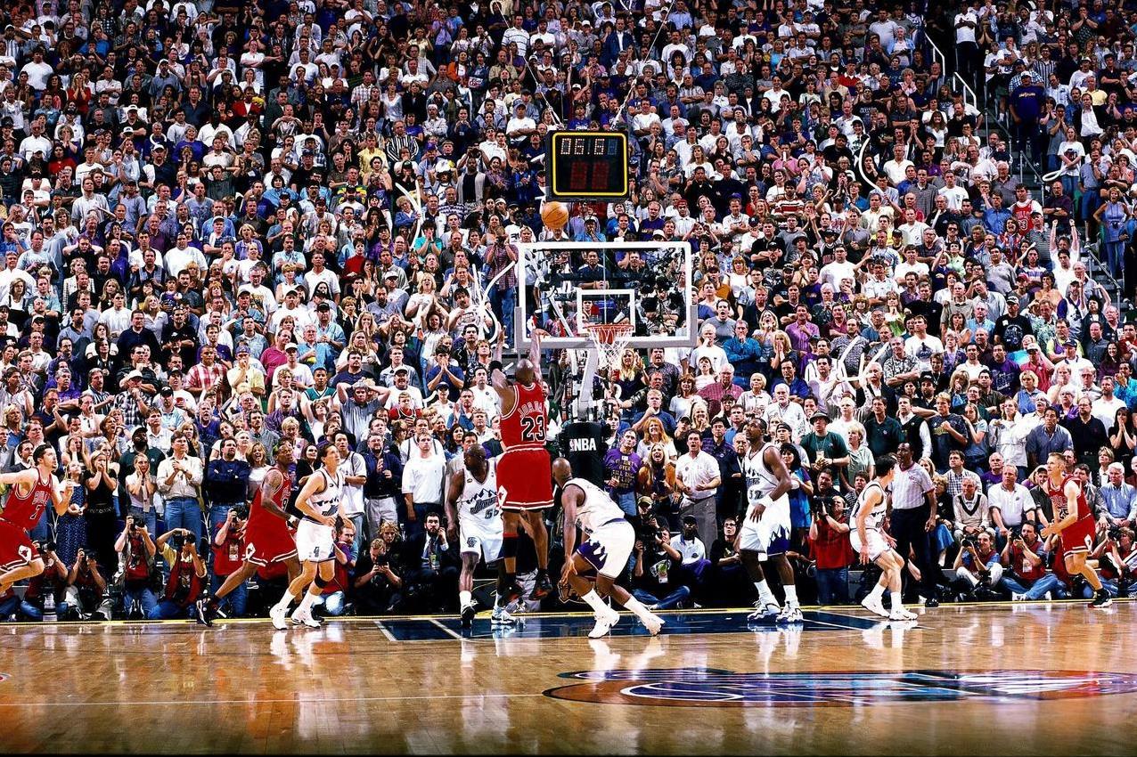 NBA经典垃圾话语录之“邮差周末不上班”。
球员：皮蓬vS马龙
马龙因为稳定被称