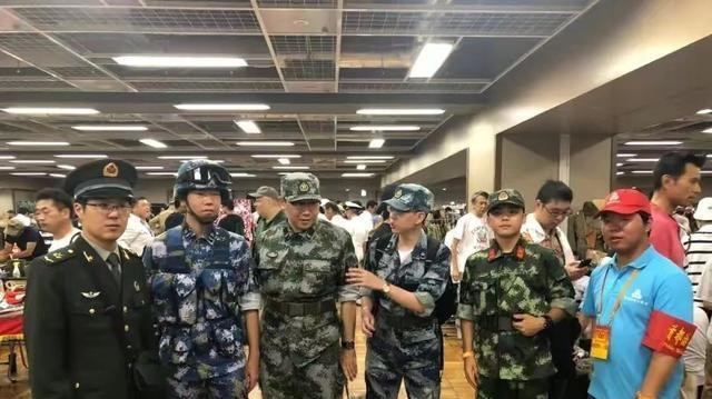 在日本，解放军有一群狂热粉丝，不惜被骂“日奸”也要花钱扮演