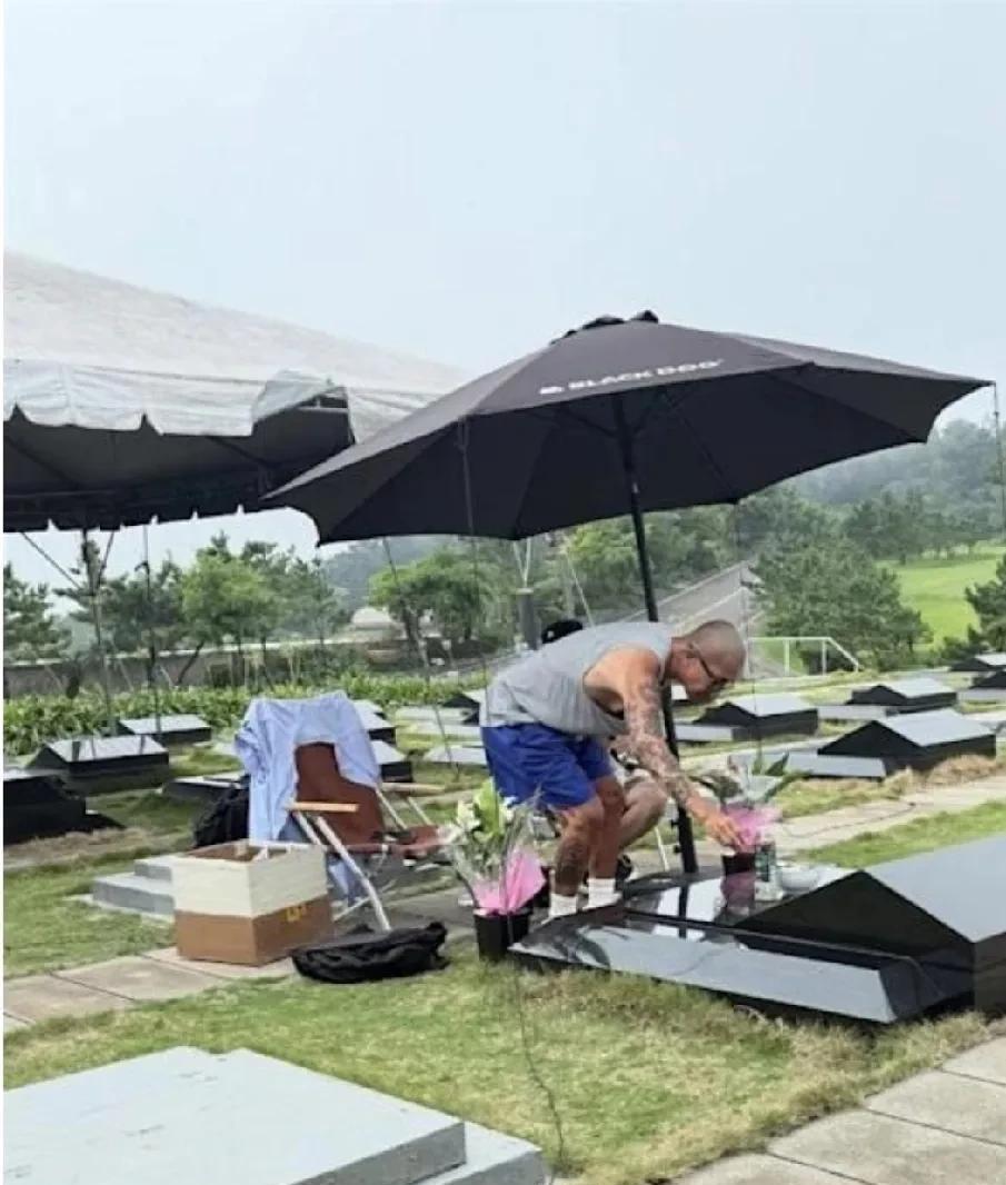 又有粉丝去看大S了。具俊晔不在。
金宝山很大不好找，但之前有粉丝看望大S并发上网