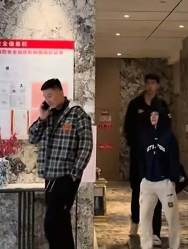 广东队抵达杭州马不停蹄拉队去踩场训练！

广东队是今天下午2点50分到达下榻的杭