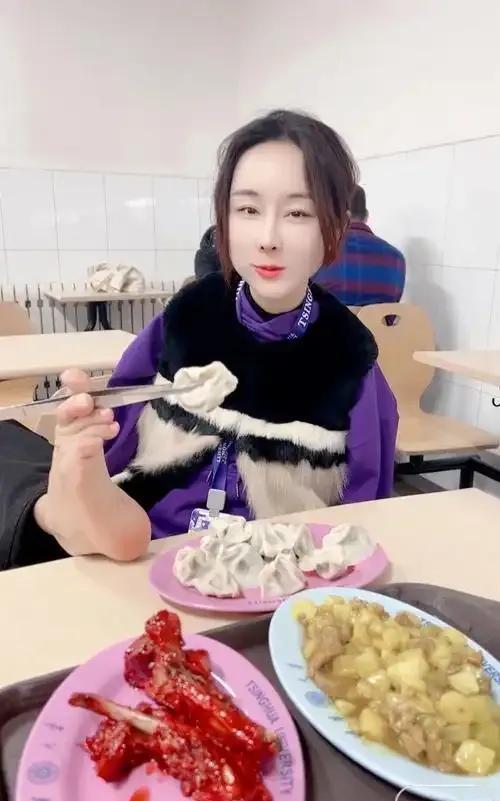 37岁的无臂女孩陈晓燕近日官宣产子，引发关注。她自幼失去双臂，却以脚代手完成生活