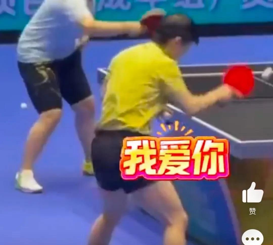 全运会资格赛现场，孙颖莎热身时超可爱！观众席大喊“孙颖莎我爱你”，她像只害羞的“