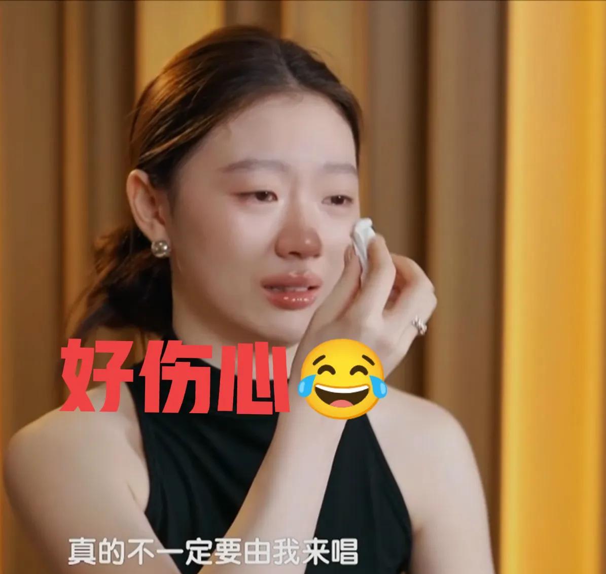作为歌手，哪怕经历了众多舞台的磨练，她依旧对每首歌曲充满敬畏，也特别在意大众的口