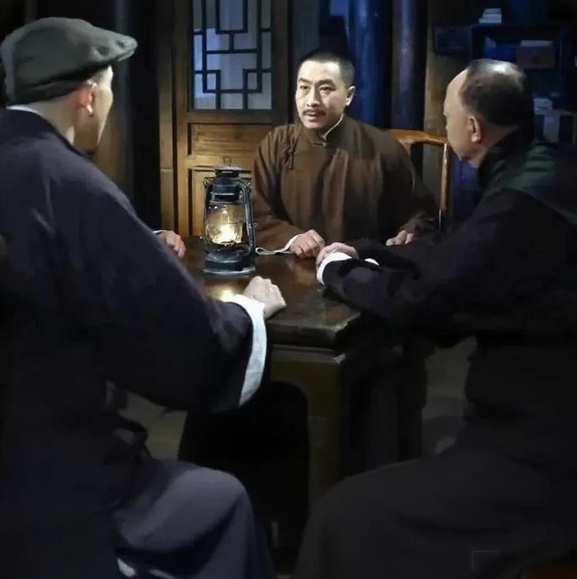 1948年，地下党正在屋里开会。突然，“咣当”一声门响，几个国民党士兵持枪闯了进