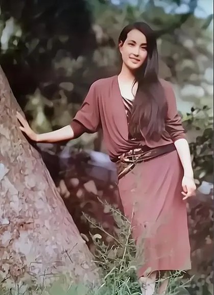 天呀，这是1987年的刘晓庆啊！！！
当时她已经大红大紫，早已成为名副其实的女神