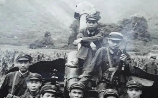 1978年越南侵略广西庭毫山，41军包围越军70天，越军崩溃射杀军官，政治员投降…