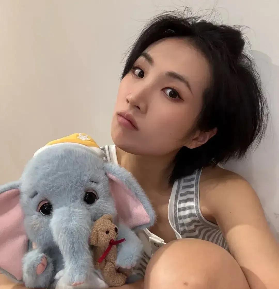 姚安娜，真是一个狠人！
她把自己瘦成了一道闪电，起初我还以为这是哪位，结果才发现