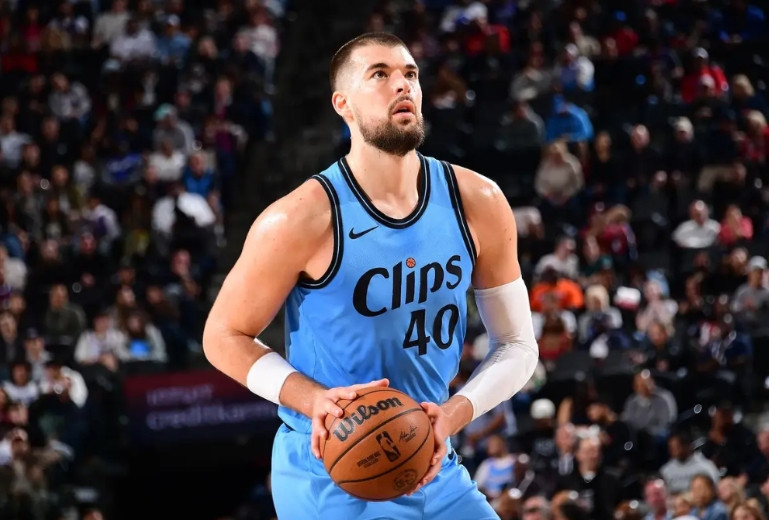 NBA季后赛首轮开打就炸出大乐子！快船球迷现在血压绝对爆表——祖巴茨被约基奇当玩