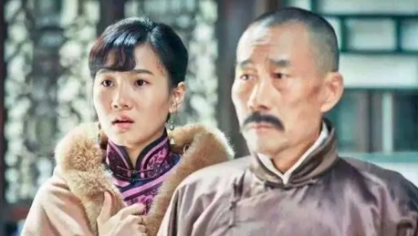 1917年，41岁的张作霖火急火燎地来到张家，将1000大洋扔在桌子上：“妈了个