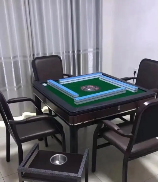 麻将馆老板把人得罪了而不自知的几种行为：

第一，过于算计，本来茶水饭钱都是从牌