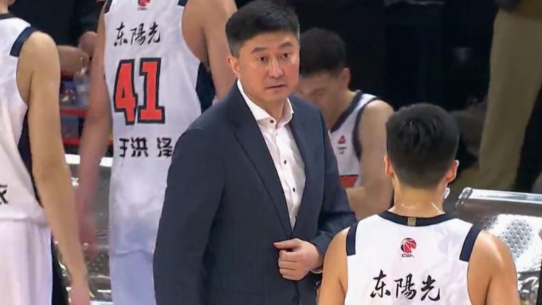 广东33分大胜合肥，1人却打出犯罪数据，粤迷怒斥：你是真的奇葩