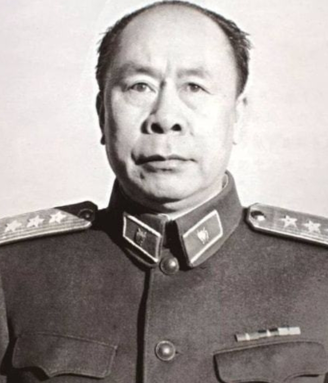 他是元帅、大将们的老师，入党遭拒陈赓为他抱不平，1955年自报中将授衔上将
他曾