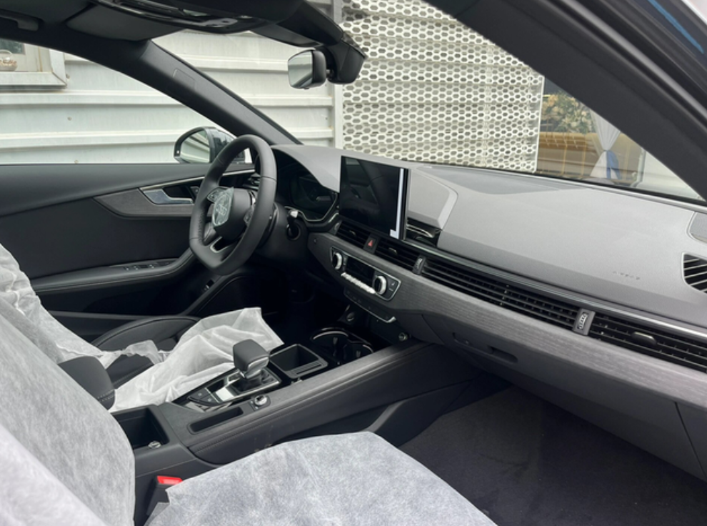 奥迪A4L内饰颜色
觉得灰色外观的星夜版本很耐看，但是内饰颜色很纠结，大家买a4