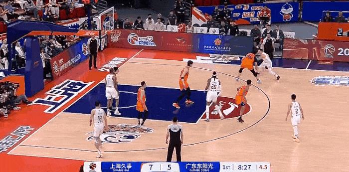 真跟得上！洛夫顿单防大帽胡明轩！
在今天CBA季后赛首轮上海对阵广东的第一节比赛