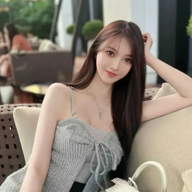 常常有人好奇，黄晓明为啥会钟情叶珂呢？其实，原因不难理解。叶珂堪称纯天然大美女，